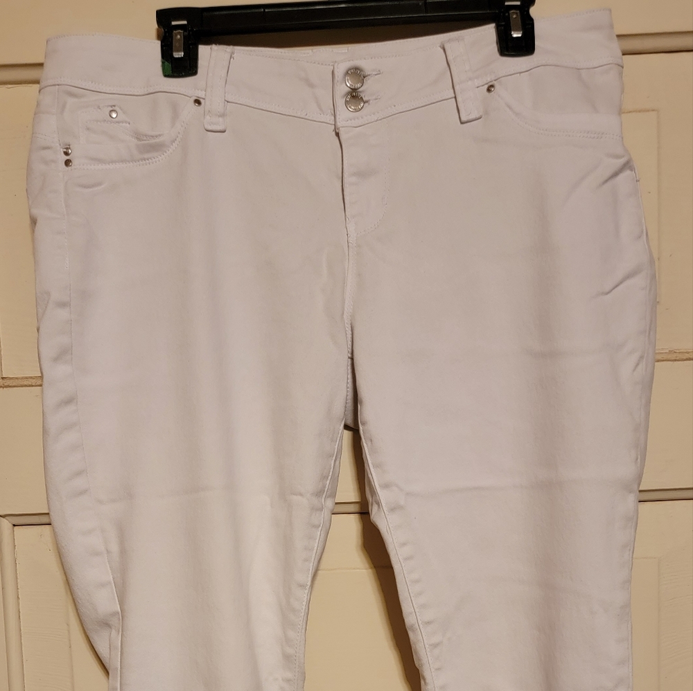 NWOT YMI WannaBettaButt style white button fly straight leg curvy jeans